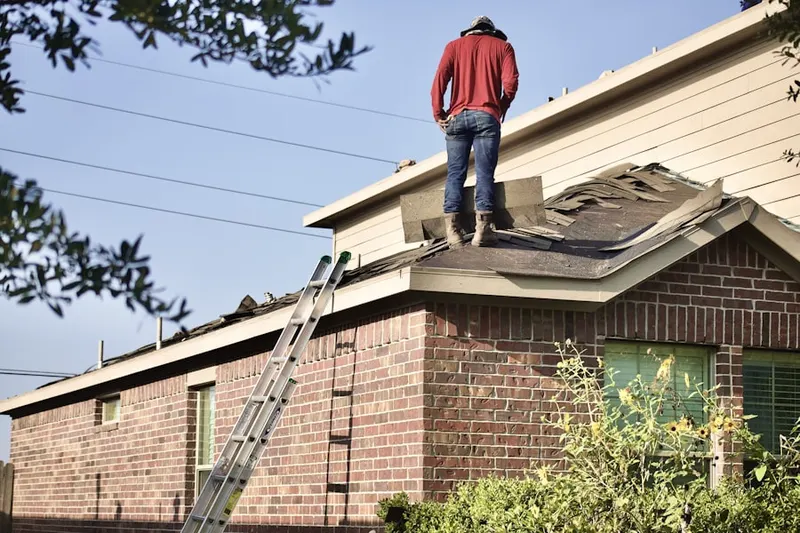 Professional roofer working on a residential roof in Mila Doce